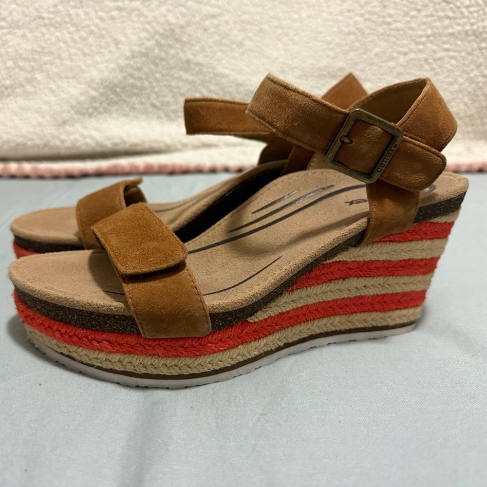 Stylish Tan and Red Wedge Sandals - Picture 3 of 8